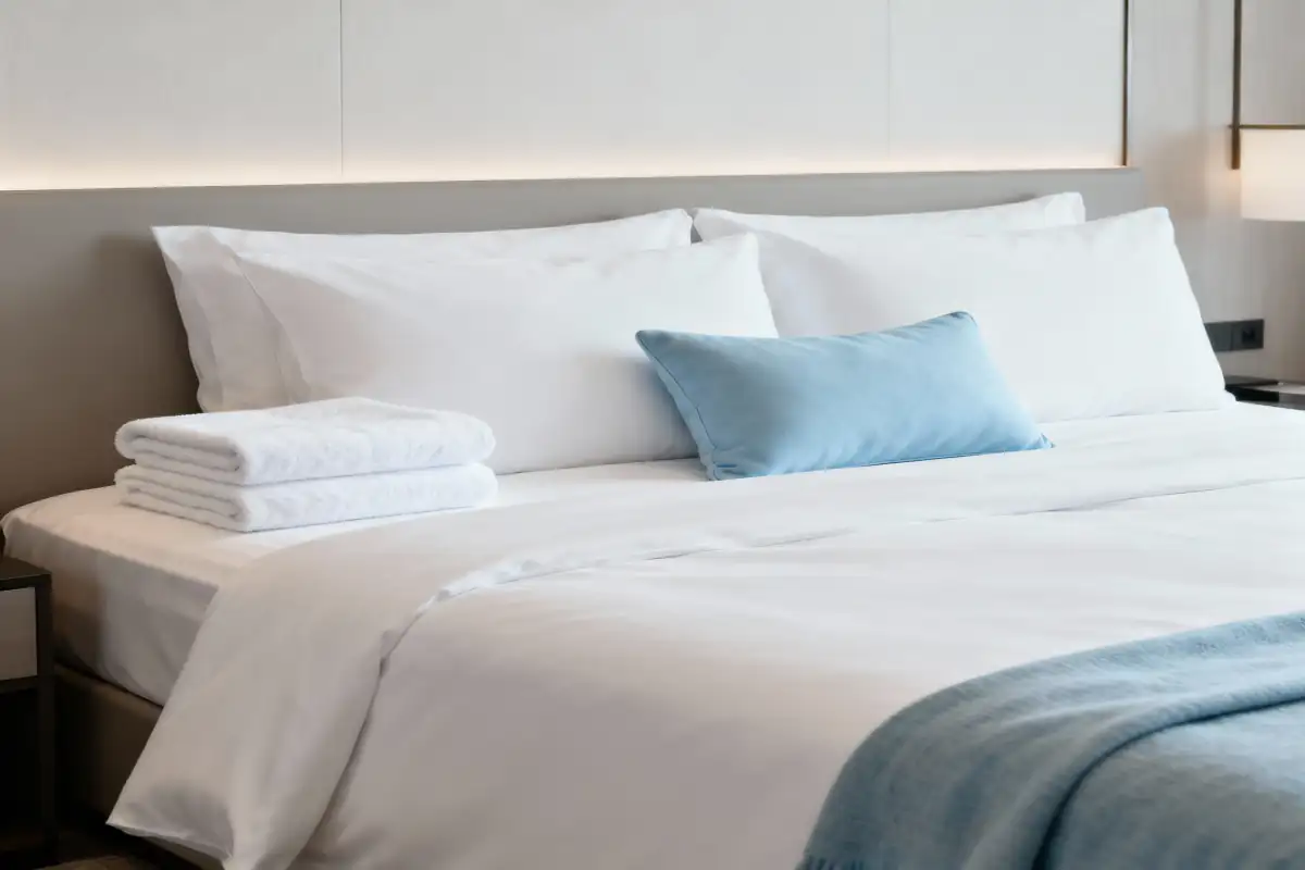 Luksuzni hotelski krevet i posteljina